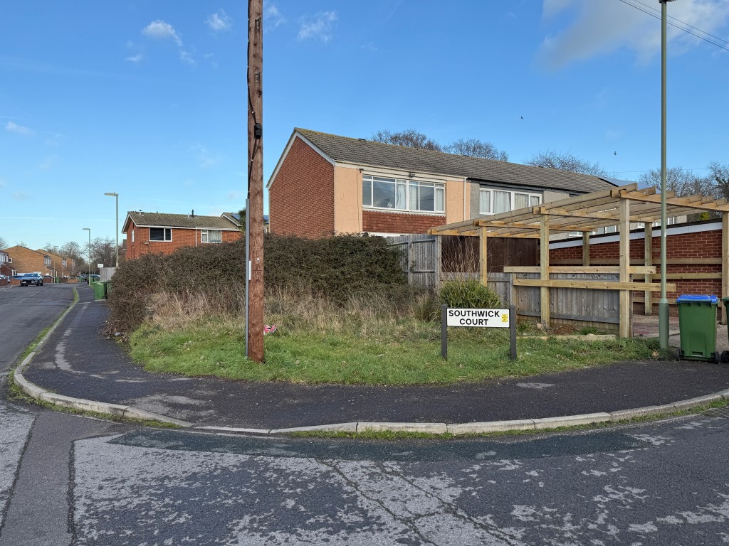 Lot: 56 - LAND WITH PLANNING FOR A TWO-BEDROOM DWELLING - Alternative view of land from Fort Fareham Road